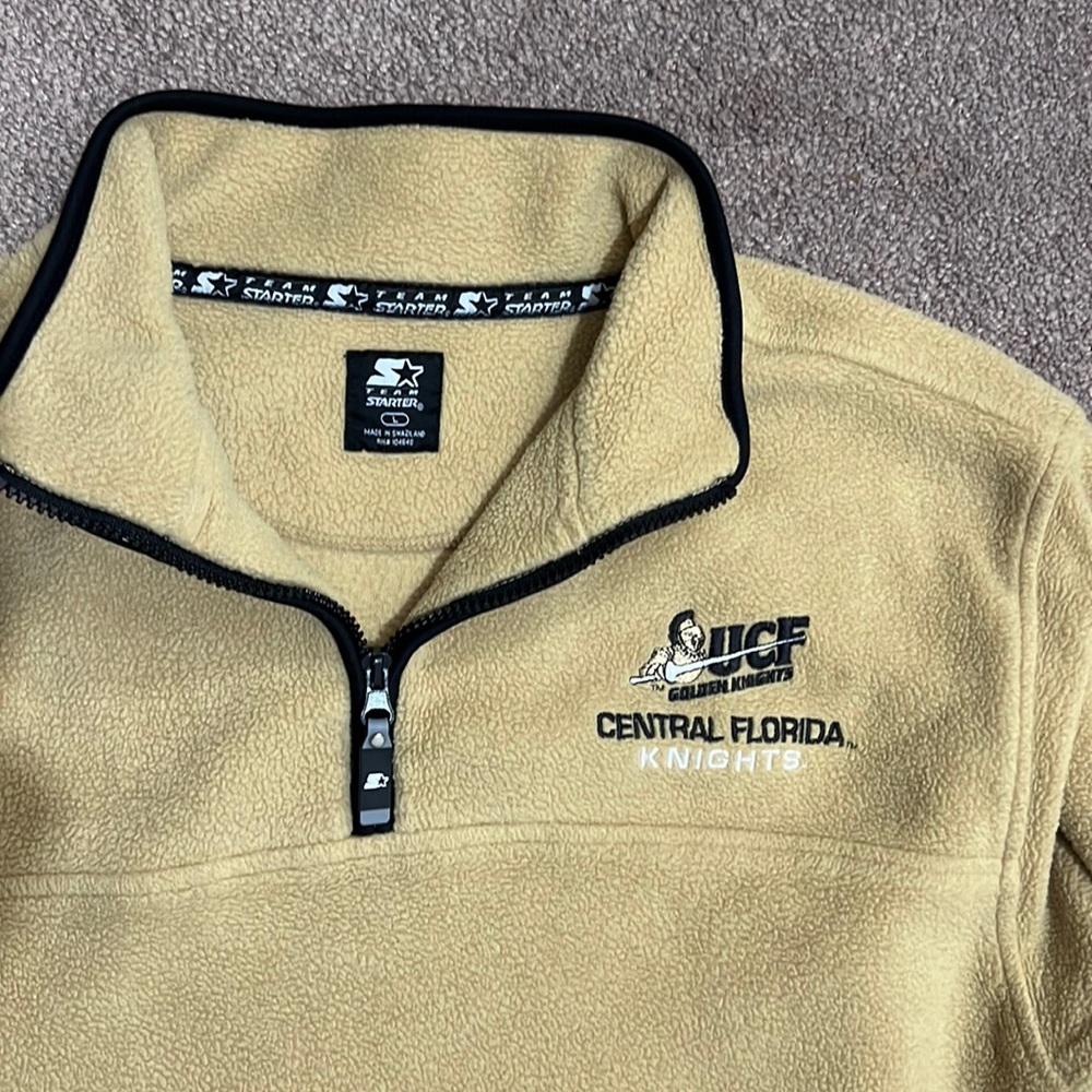 Pullover zip sweater with pockets and waist pull string. Pet/smoke free